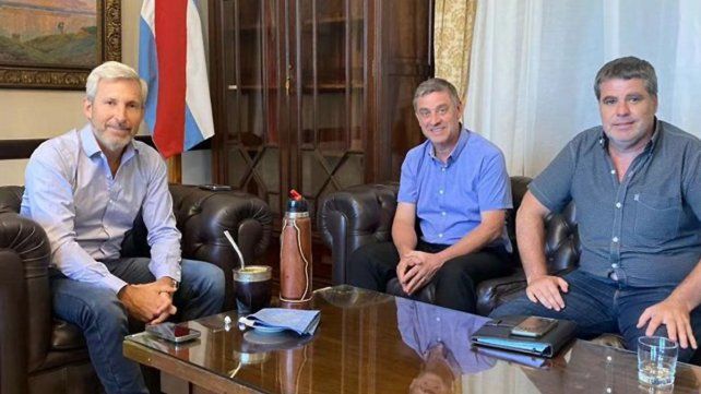 Los intendentes Zambón (centro) y Mendelovich (der) pidieron la continuidad de la oficina de Anses. Los intendentes Zambón (centro) y Mendelovich (der) pidieron la continuidad de la oficina de Anses.