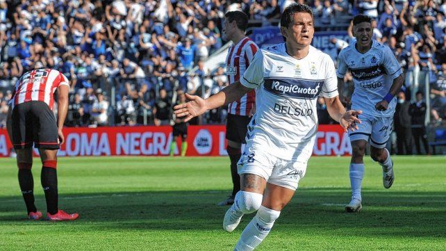 La Pulga Rodríguez anotó 3 goles en el clásico platense