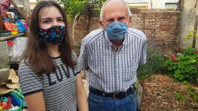 La nieta con su abuelo.