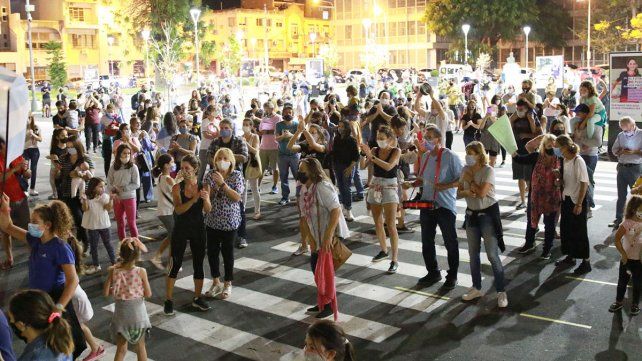 Decenas de personas se concentraron el domingo a la noche en Paraná, tras conocerse que el gobierno de Entre Ríos suspendía las clases presenciales en determinadas localidades. Hoy Sonia Velázquez confirmó que el domingo se retoman.