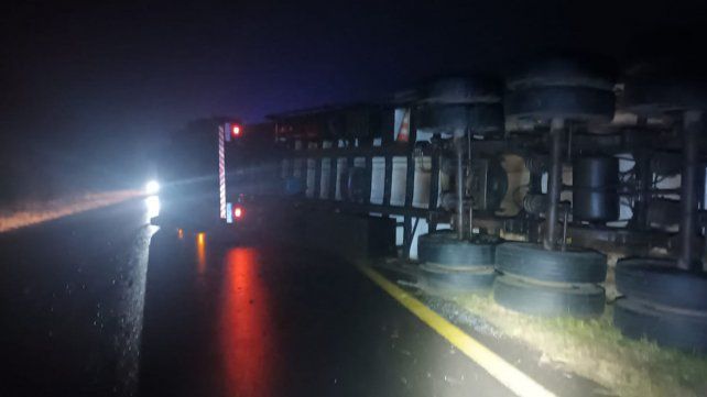 Camión volcó en la Autovía 14.