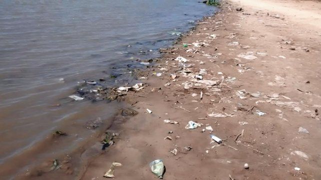 Reclamo por la basura en la playa del Thompson de Paraná