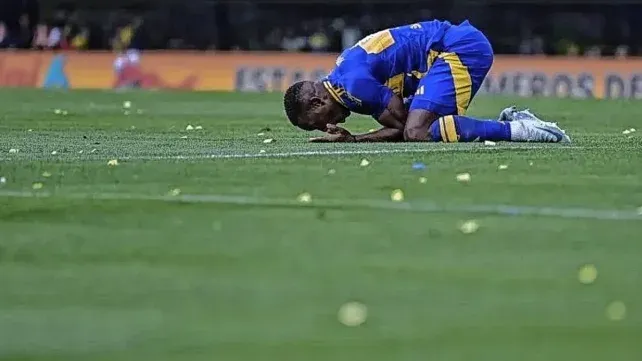 Luis Advíncula se lamenta en el superclásico. Luis Advíncula se lamenta en el superclásico.