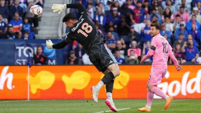 Lionel Messi convirtió otro hat trick en su carrera y llegó a los 910 goles oficiales. Lionel Messi convirtió otro hat trick en su carrera y llegó a los 910 goles oficiales.