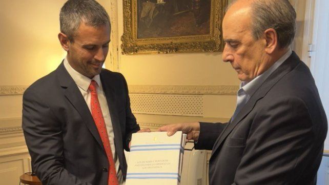 Martín Menem recibe de Guillermo Francos el paquete de reforma del Estado enviado por el presidente Javier Milei. Martín Menem recibe de Guillermo Francos el paquete de reforma del Estado enviado por el presidente Javier Milei.