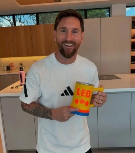 Lionel Messi y la jarra que le obsequió Lionel Messi y la jarra que le obsequió