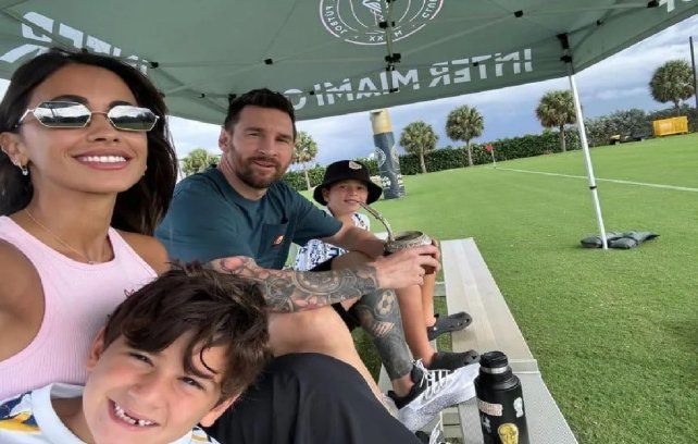 Antonela, Ciro, Mateo y Leo Messi, alentando a Thiago durante un partido de las inferiores del Inter Miami. Antonela, Ciro, Mateo y Leo Messi, alentando a Thiago durante un partido de las inferiores del Inter Miami.
