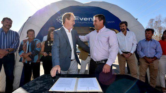 El gobernador Gustavo Bordet y el presidente de la presidente de la Federación del Citrus de Entre Ríos, Pablo Molo, firmaron un convenio.