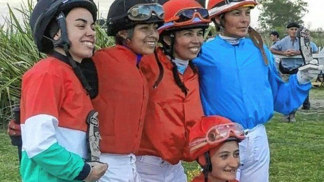 Contenta. Valdez (primera en la foto) junto a sus colegas, después de finalizar la carrera.