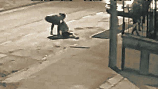 Delincuentes abordaron a una mujer al salir de su casa para robarle sus pertenencias y el pequeño se abalanzó sobre ellos. Ocurrió en Córdoba