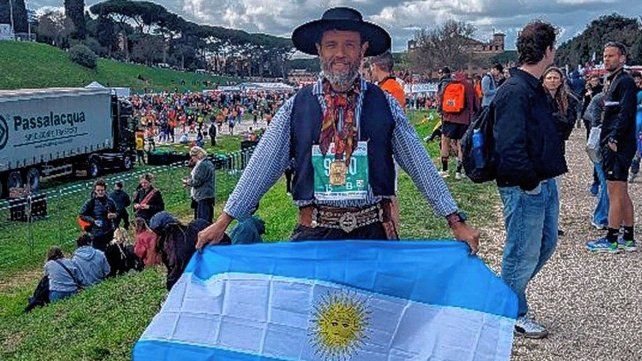 Entrerriano corrió 42 kilometros en Roma con vestimenta típica de gauchos. Entrerriano corrió 42 kilometros en Roma con vestimenta típica de gauchos.