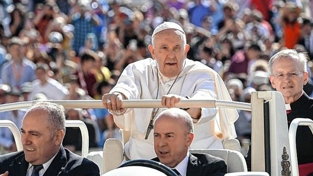 Última foto. De Francisco durante la audiencia de los miércoles, antes de ingresar al hospital para ser operado. Última foto. De Francisco durante la audiencia de los miércoles, antes de ingresar al hospital para ser operado.