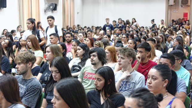 La facultad de Ciencias Económicas recibió a más de mil nuevos alumnos. Las carreras elegidas y el comienzo del año lectivo en la universidad.