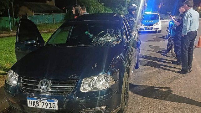 El motociclista falleció al ser impactado por un auto. El motociclista falleció al ser impactado por un auto.