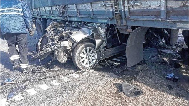 El auto quedó incrustado debajo del camión, que habría girado en U. El auto quedó incrustado debajo del camión, que habría girado en U.