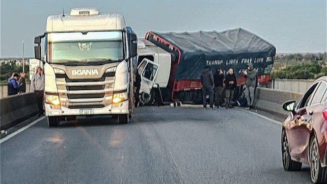 El accidente produjo el corte del tránsito sobre el puente. El accidente produjo el corte del tránsito sobre el puente.