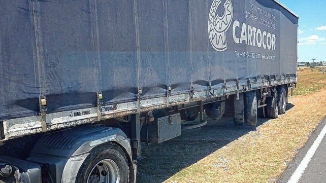 El auto golpeó violentamente contra las ruedas del semirremolque del camión de Cartocor