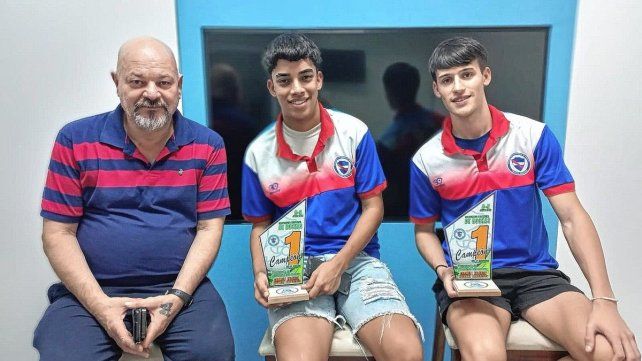 Luis Vernay, entrenador, junto a Gonzalo y Carmelo. Luis Vernay, entrenador, junto a Gonzalo y Carmelo.