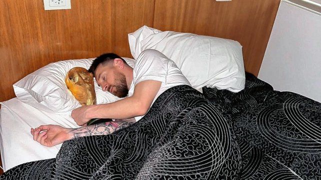 Lionel Messi junto a la Copa del Mundo en su cama en Ezeiza.