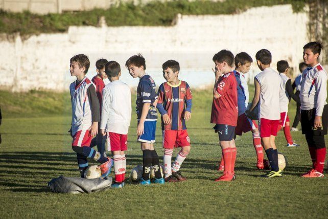 Los chicos del Decano entrenando y dejando todo cada semana en el club.