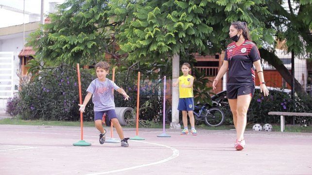 La academia de AATRA funciona en el polideportivo del barrio ubicado en el noreste de Paran&aacute;