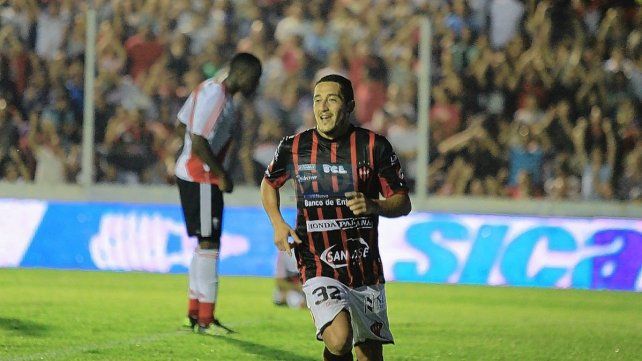 Mauricio Carrasco, celebrando un gol en una de las victorias de Patronato sobre River