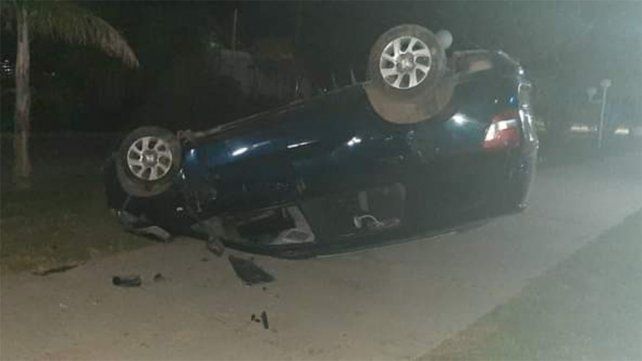 Un joven circulaba por avenida San Martín cuando en un momento dado perdió el control de su auto y volcó. Ocurrió en Viale