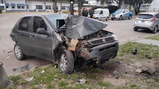 Viale: automóvil colisionó contra un árbol tras perder el control en la esquina de San Martín y Panuto Viale: automóvil colisionó contra un árbol tras perder el control en la esquina de San Martín y Panuto