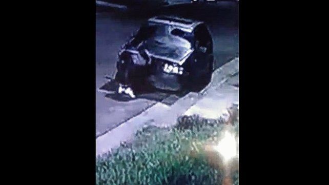 Así robaban la batería de un auto en plena calle en barrio Santa Lucía