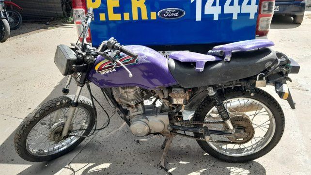 San Benito: oculta entre unas ramas y lonas hallaron una moto robada San Benito: oculta entre unas ramas y lonas hallaron una moto robada