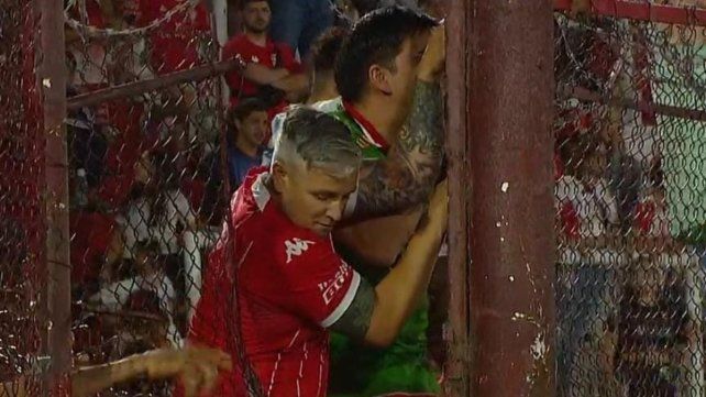 Los hinchas de Huracán se subieron al alambrado manifestando su enojo. Los hinchas de Huracán se subieron al alambrado manifestando su enojo.