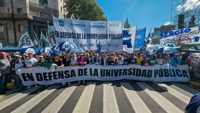 Docentes universitarios llevan adelante desde hoy un paro de 48 horas Docentes universitarios llevan adelante desde hoy un paro de 48 horas