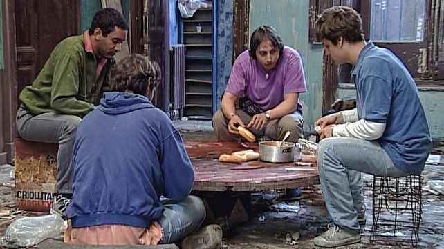 Okupas se inscribe dentro del cine social argentino y usa recursos del neorrealismo italiano.