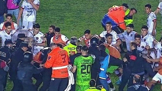 Patronato y el disturbio con la policía tras el partido.