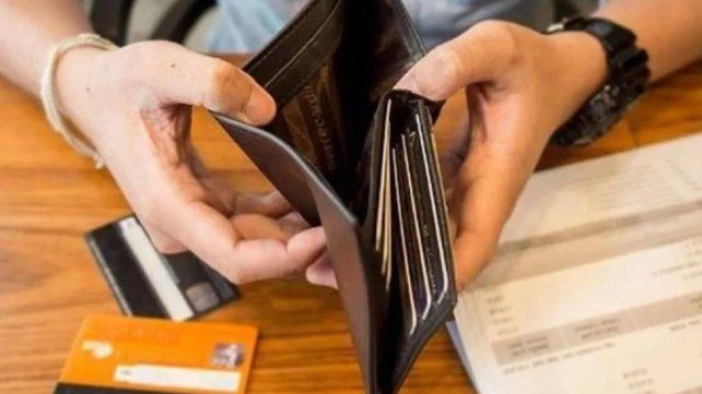 El gobierno eliminó la equiparación de los salarios de trabajadores estatales de planta y contratados El gobierno eliminó la equiparación de los salarios de trabajadores estatales de planta y contratados