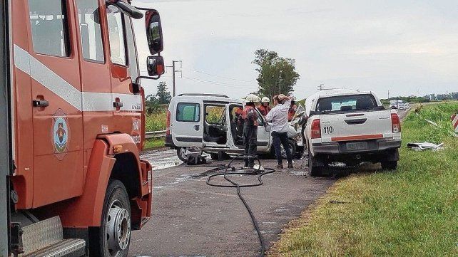 Los vehículos chocaron de frente sobre la Ruta 20. Los vehículos chocaron de frente sobre la Ruta 20.