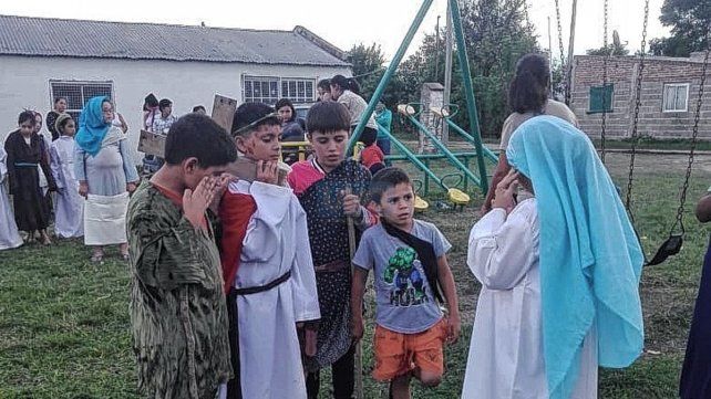 Pequeños. El papa Francisco el año pasado realizó un Vía Crucis con niños para escuchar sus necesidades.