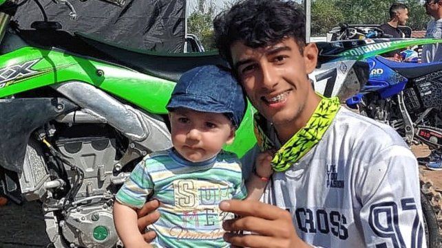 Mateo Bearzi junto a Valentino, un fanático de las motos. Mateo Bearzi junto a Valentino, un fanático de las motos.