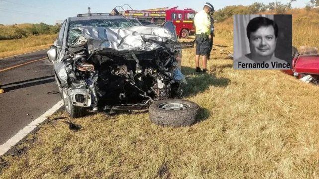 La camioneta (der.) en la que iba Fernando Vince volcó tras el fuerte choque. La camioneta (der.) en la que iba Fernando Vince volcó tras el fuerte choque.