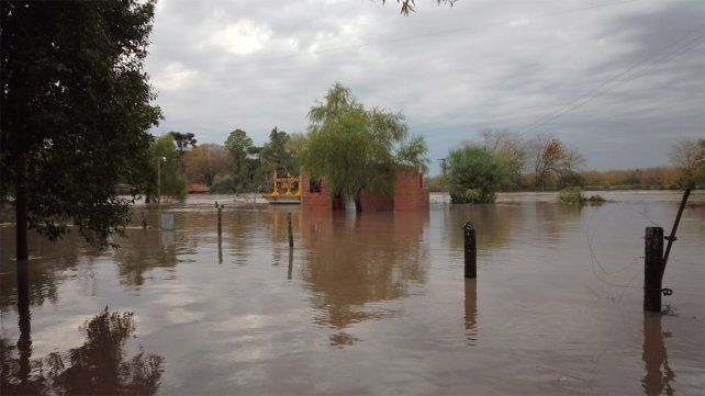 Por las intensas lluvias se desbordó el arroyo Las Conchas y debieron poner a resguardo la histórica balsa. Una vivienda está en riesgo