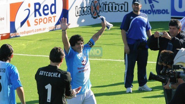 Maradona saludando a todos los presentes en el estadio Grella