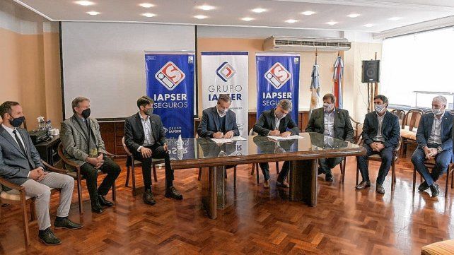 Bahl firmó el convenio con el Iapser para sumar un seguro de sepelio para los trabajadores de la Municipalidad de Paraná.