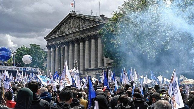 En Francia la policía no solo reclamó mayores penas para sus agresores sino también apoyo económico. 