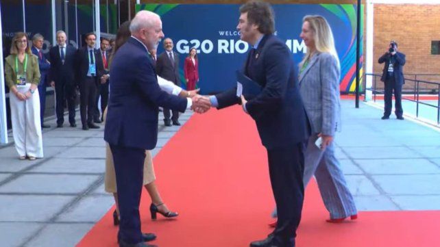 El frío y protocolar saludo entre Javier Milei y Lula da Silva en el G20 en Río de Janeiro El frío y protocolar saludo entre Javier Milei y Lula da Silva en el G20 en Río de Janeiro