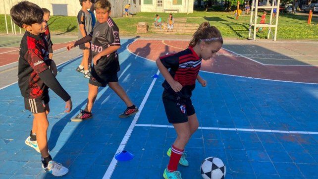 La gurisada de AATRA III se alista para el inicio del torneo. La gurisada de AATRA III se alista para el inicio del torneo.