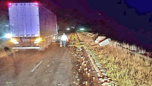 Un camión se descontroló y volcó su carga. Un camión se descontroló y volcó su carga.