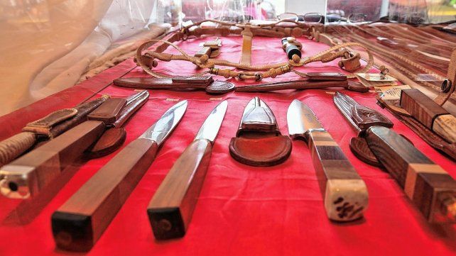 Cuero, madera, metales. Los materiales de una región aprovechados en las piezas bellas y útiles a la vez.