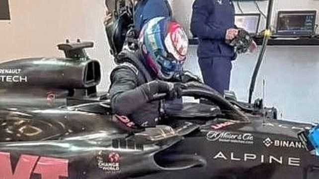 Franco Colapinto se subió a un Alpine en Barcelona. Franco Colapinto se subió a un Alpine en Barcelona.