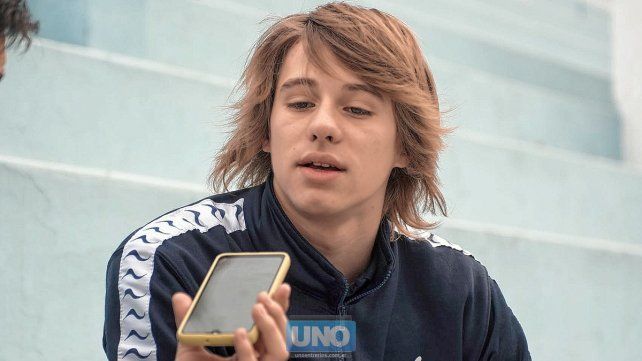Laureano Hopmeier, paranaense de 15 años, consiguió el primer puesto en 100 y 200 metros estilo Mariposa y la segunda posición en 50 metros Mariposa en el Mundial Escolar juvenil. Laureano Hopmeier, paranaense de 15 años, consiguió el primer puesto en 100 y 200 metros estilo Mariposa y la segunda posición en 50 metros Mariposa en el Mundial Escolar juvenil.