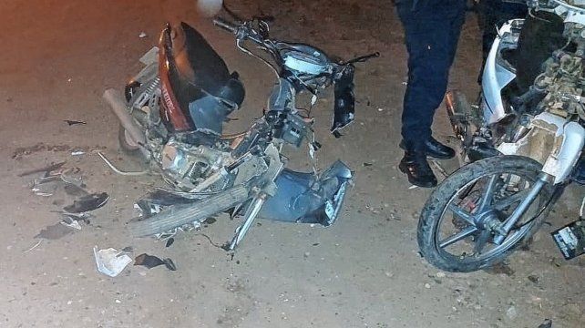 El joven motociclista sufrió un traumatismo de cráneo y su moto quedó destrozada. Lo trasladaron desde Chajarí al hospital Masvernat.
